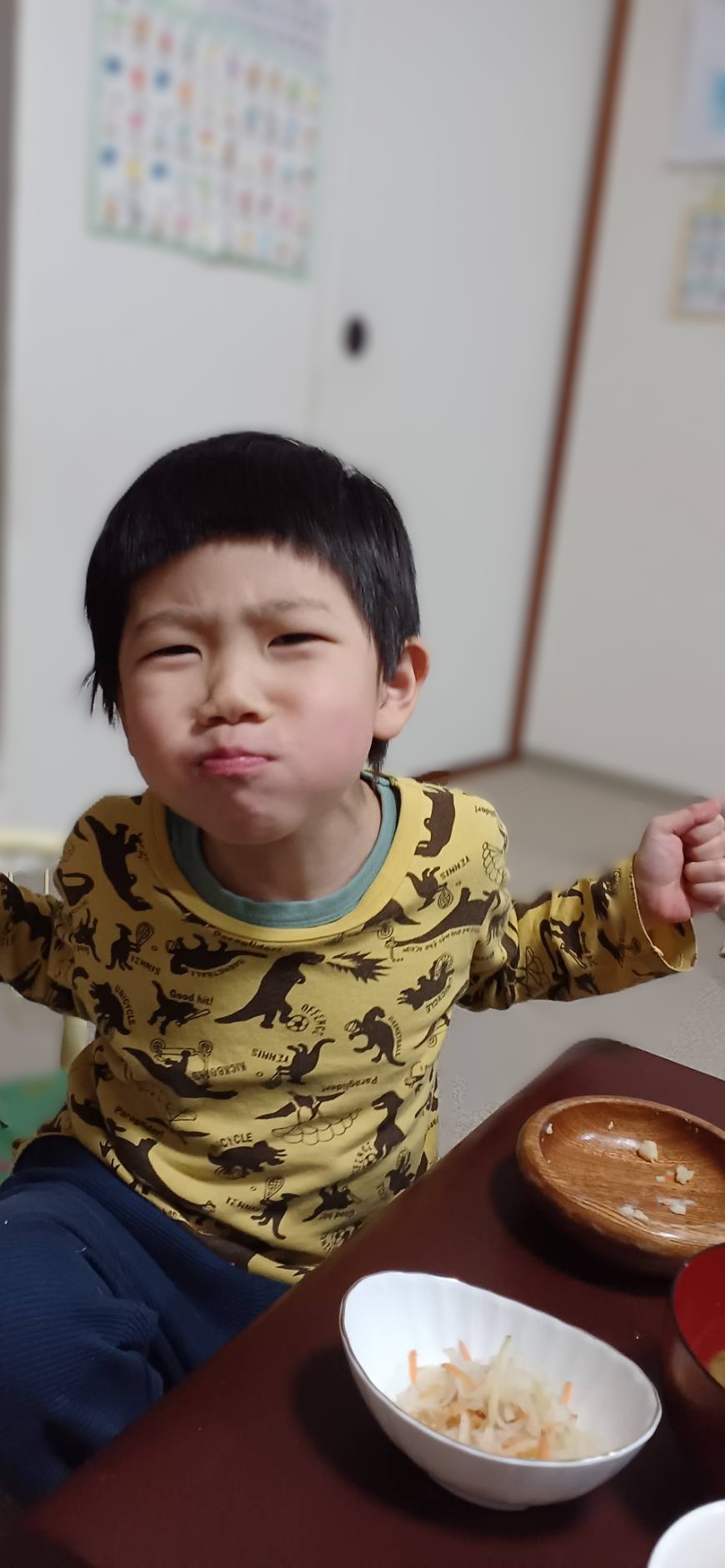 美味しそうに食べる子供