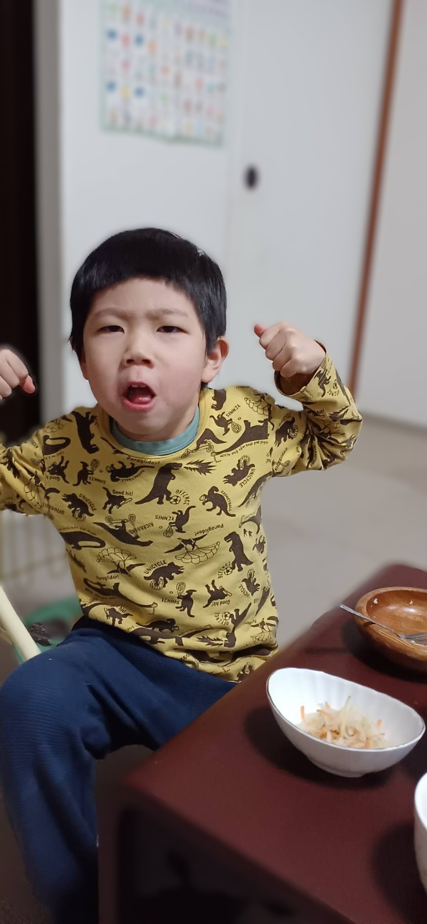 元気なポーズをとる子供